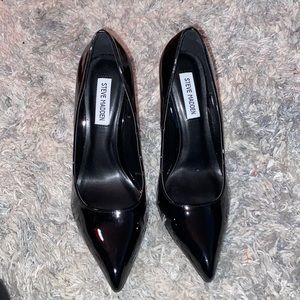 Steve Madden shines black stiletto pointed heal